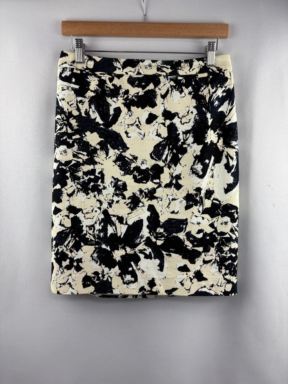 Women’s Halogen Size 4 Cream & Black Floral Pencil Mini Skirt